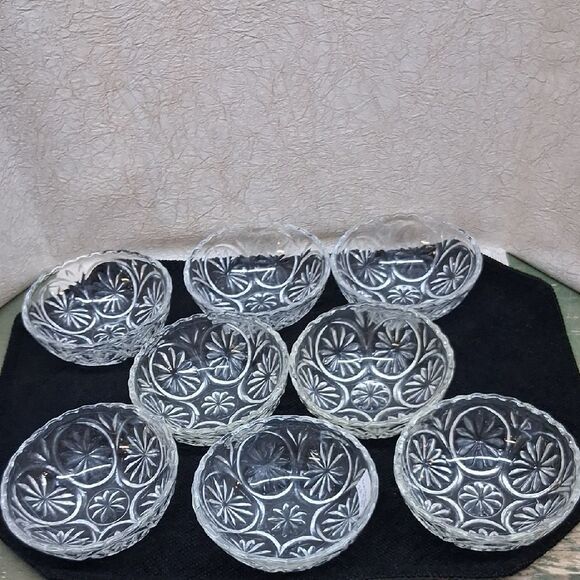 8 pc. Anchor Hocking Crystal Berry Bowls Starburst Medallion - Picture 1 of 6